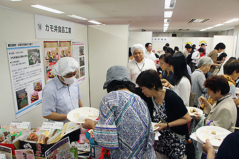 9月7日（土）に、京橋本部にて2013年の「迎春商品お披露目＊ひろめ＊会」（20社参加）を開催し、延べ約300名の組合員さんにおせちや、かまぼこ・伊達巻・カニ・肉などを試食いただきました。パックおせち「和風おせちセット」などのカモ井さんのブース。「パックおせちなのに、薄味で形もきれい」と評判です。