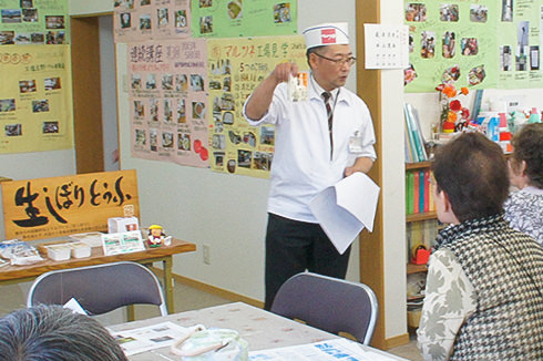 「いきいき昼食会仁和寺」でミニ学習会（中央が、マルツネの山田さん）※いきいき昼食会の様子は104号（8月25日付）で紹介予定