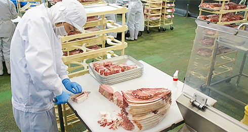 工場内で約10年間牛肉のスライスを担当する中島さん