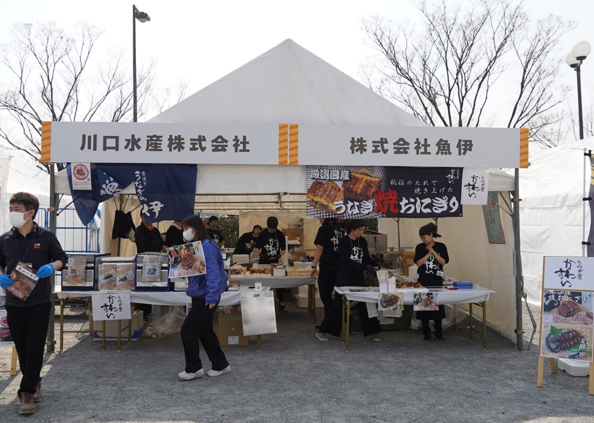 うなぎ焼おにぎりなどを販売